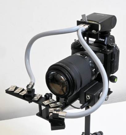 A camera with a long lens
Description automatically generated