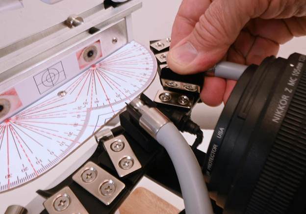 Close-up of a hand holding a cable
Description automatically generated