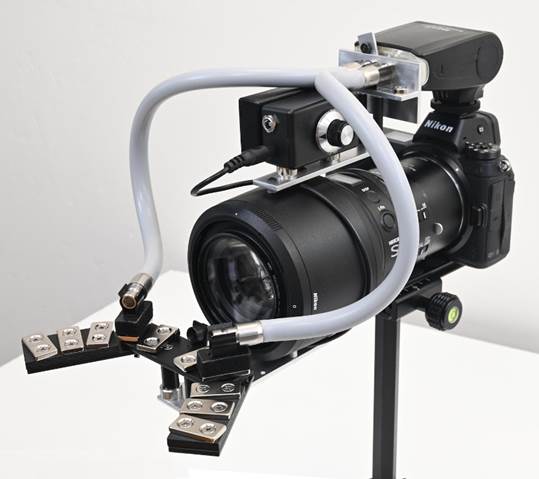 A camera with a long lens
Description automatically generated