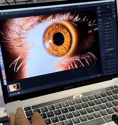 A person using a computer
Description automatically generated