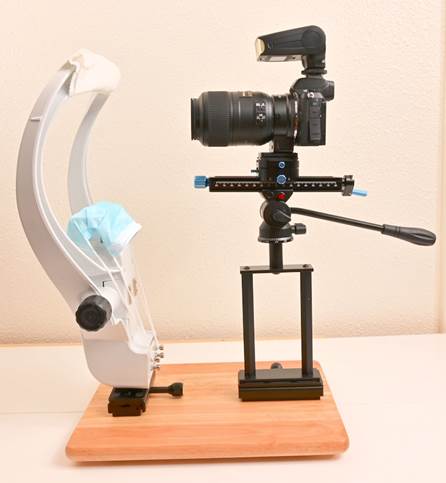 A camera on a stand
Description automatically generated